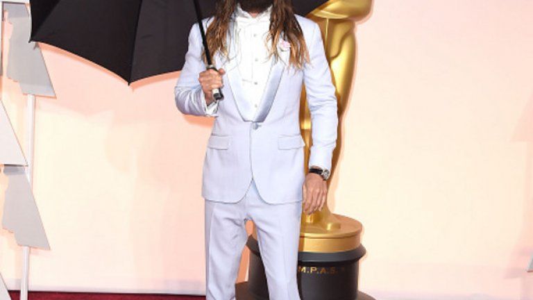 Въпреки, че винаги е атрактивен и въпреки факта, че се беше подготвил с чадър, за да запази от дъжда дългата си коса - Джерад Лето получи критика за облеклото си по време на церемонията. Причината: дългата му коса в крайна сметка пак изглежда сплъстена, а комбинацията между този екстравагантен бял костюм и бялата риза и папионка беше определена като помпозна