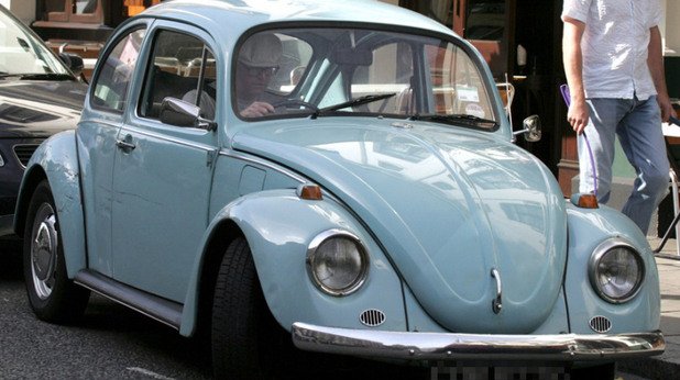 VW Beetle от 1972 година – Крис все още го кара, макар и не всеки ден.