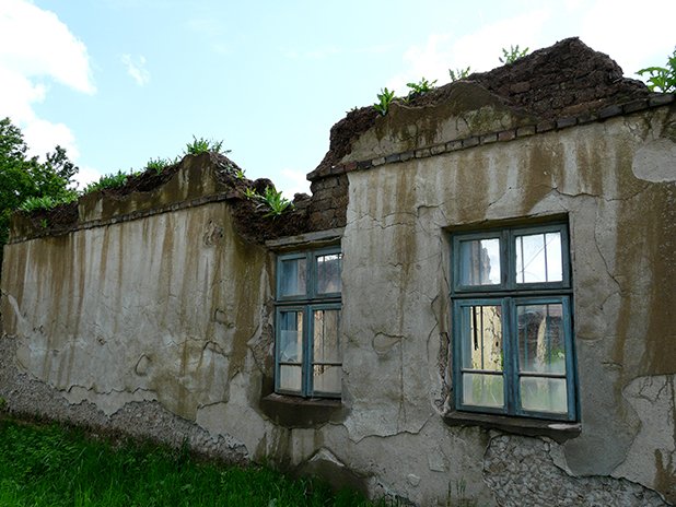 Повечето къщи в селото са поддържани добре, но има малка част, оставени на разрушението