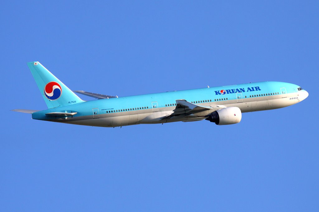 Korean_Air_Boeing_777-200ER_HL7526_SVO_2011-6-17