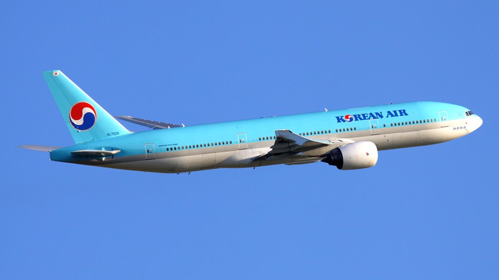 Korean_Air_Boeing_777-200ER_HL7526_SVO_2011-6-17