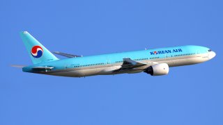 Korean_Air_Boeing_777-200ER_HL7526_SVO_2011-6-17