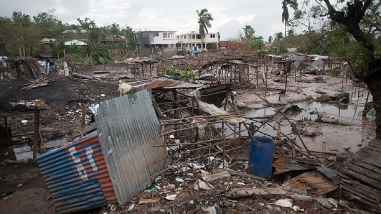 Матю достигна до крайбрежието на Флорида, но силата му намаля и вече се квалифицира като „буря втора категория".