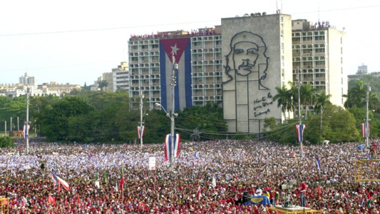 Християнството, макар да се толерира, не е особено демонстрирано в съвременна Куба, но Че е обект на почит...