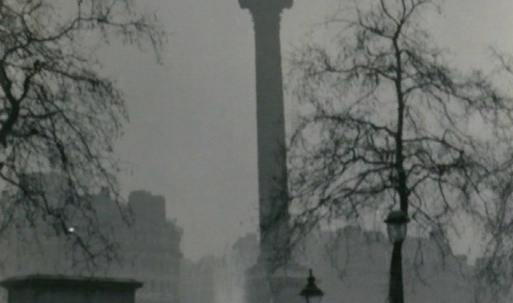 Nelson's_Column_during_the_Great_Smog_of_1952