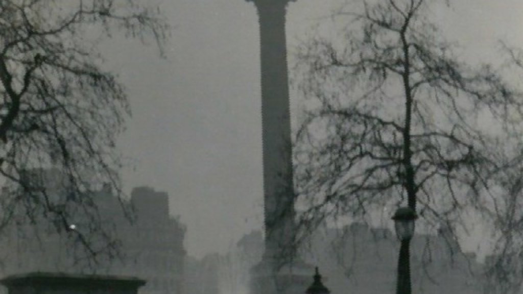 Nelson's_Column_during_the_Great_Smog_of_1952