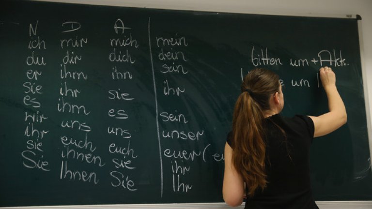 Анализът на Евростат обхваща периода от 2014 г., когато в системата на началното образование в ЕС са работили около 2,1 милиона учители