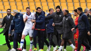 Треньор заби глава на футболист в Серия "А" (видео)