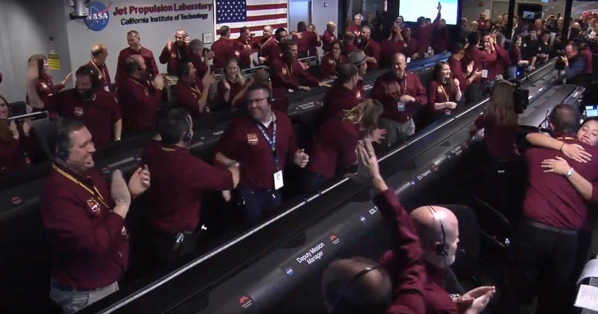 Екипът на НАСА празнува след като апаратът успешно достигна повърхността на Марс.