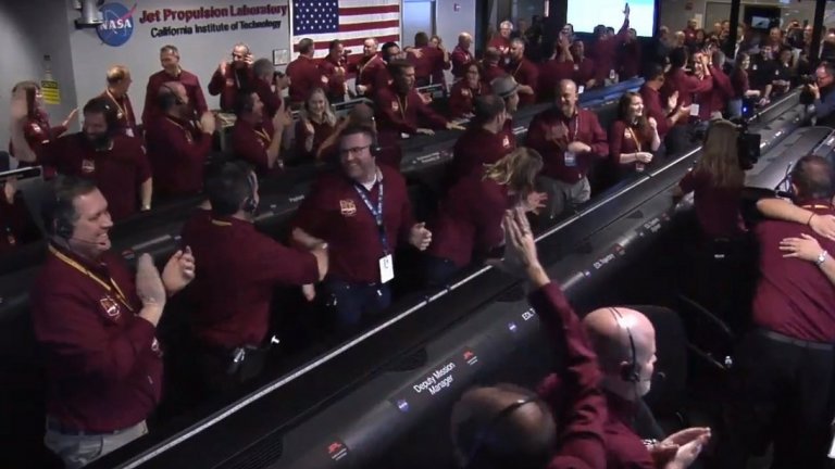 Екипът на НАСА празнува след като апаратът успешно достигна повърхността на Марс.