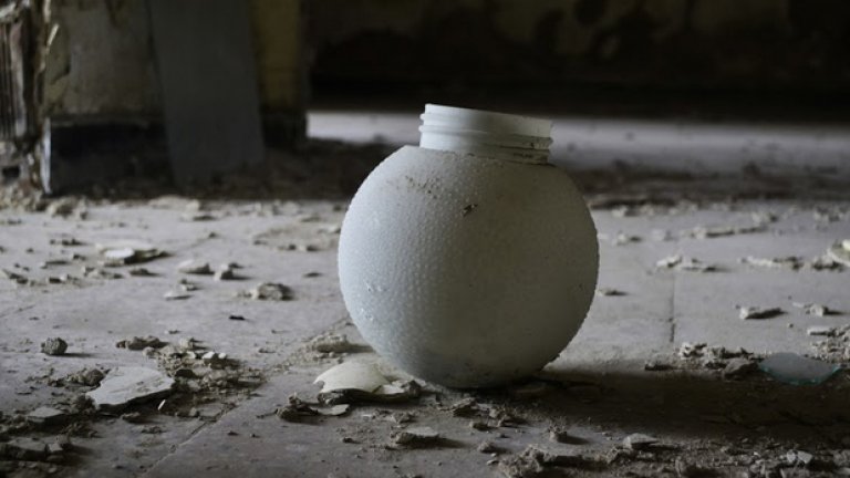 Гравитацията е свалила на земята този никому ненужен плафон