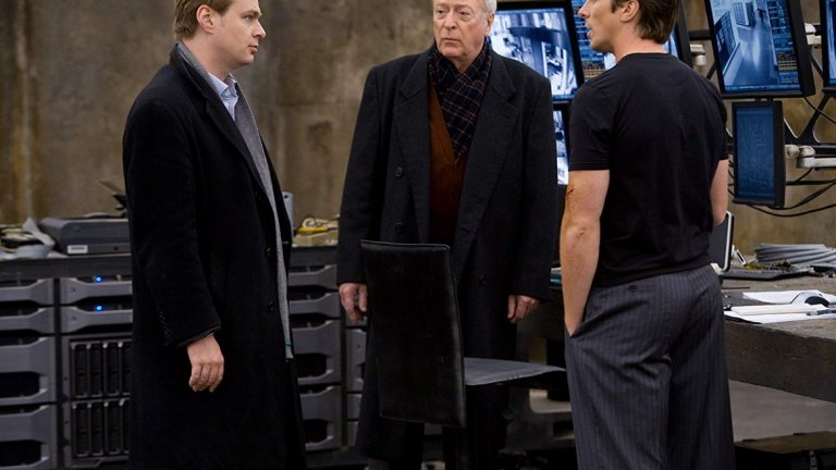 "Черният рицар" (The Dark Knight, 2008 г.) 
Един от най-успешните от финансова гледна точка филми за Майкъл Кейн е "Черният рицар". Там той е в поддържащата роля на иконома на Брус Уейн – Алфред. Паметна роля, която вероятно не би могла да бъде изиграна по-добре от друг с неговото деликатно, но важно присъствие.
Иначе сюжетът е познат за повечето зрители - заплахата за хората от Готъм, която идва от небезизвестния Жокер (Хийт Леджър) и Батман (Крисчън Бейл), който се изправя срещу него с всички сили и средства.