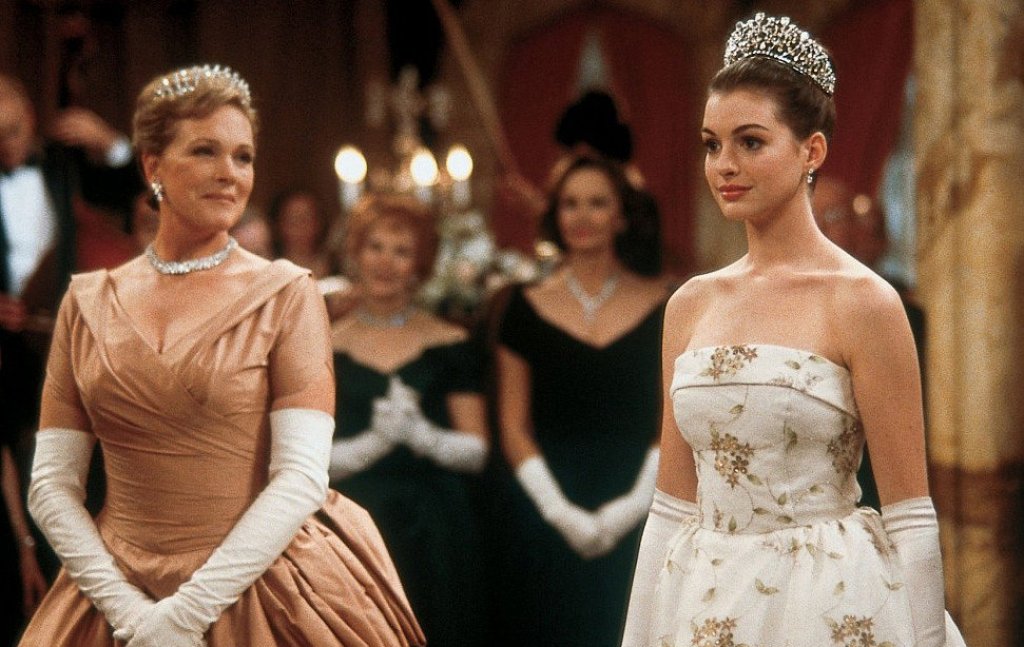 \"Дневниците на принцесата\" (The Princess Diaries, 2001)
Това е едно от нещата, за които съжаляваме, въпреки че харесваме филма. Но кой не би искал да види героинята на Джули Андрюс така както е в книгата – егоцентрична баба, пушеща цигара от цигара