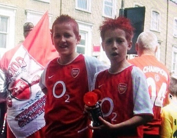 Тази снимка на Кейн (вляво) с екипа на Арсенал не пречи на феновете на Тотнъм да го считат за един от своите.