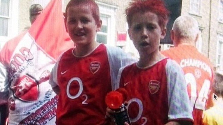 Тази снимка на Кейн (вляво) с екипа на Арсенал не пречи на феновете на Тотнъм да го считат за един от своите.