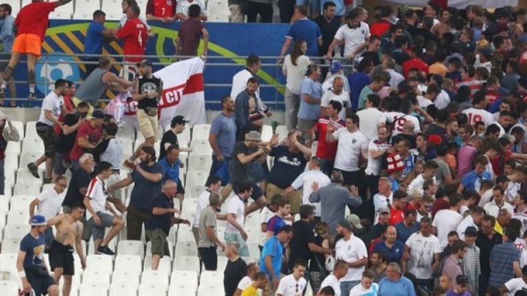 Смущаващите кадри от "Велодром", след които УЕФА заплаши да изхвърли Англия и Русия от Евро 2016, ако сблъсъците между феновете не спрат