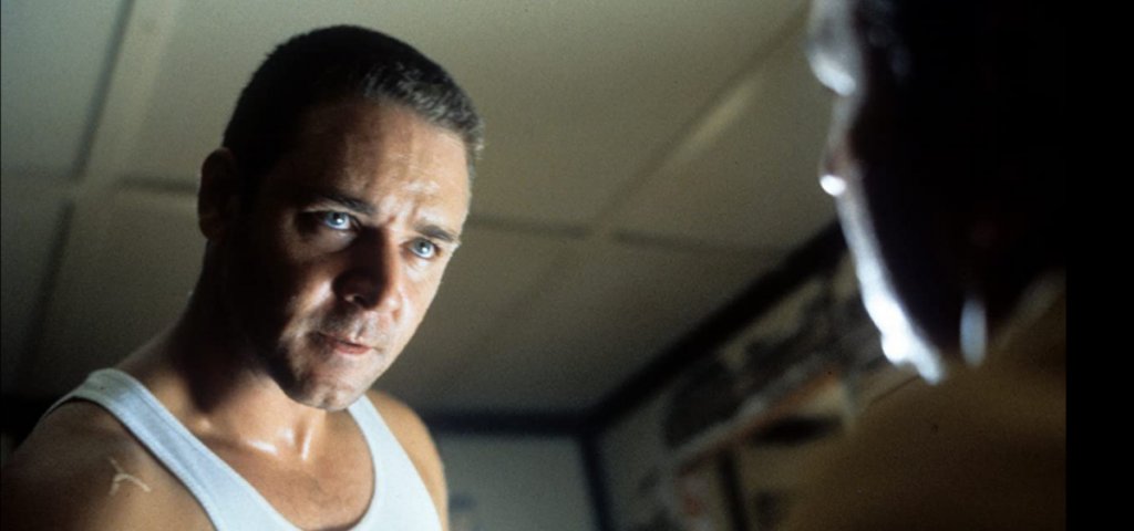 "Поверително от Ел Ей"
Номинираната за "Оскар" драма проследява корупцията в полицията на Лос Анджелис. В навечерието на Коледа група брилянтни детективи опитват да разберат кои стои зад масовите убийства, предшестващи празниците. Във филма ще намерите сериозни количества яйчен пунш, коледни песни, но и убийства за разкриване.