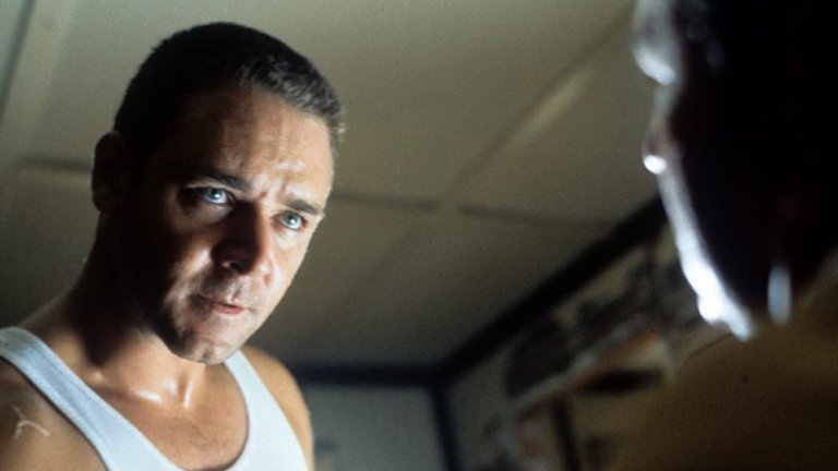 "Поверително от Ел Ей"
Номинираната за "Оскар" драма проследява корупцията в полицията на Лос Анджелис. В навечерието на Коледа група брилянтни детективи опитват да разберат кои стои зад масовите убийства, предшестващи празниците. Във филма ще намерите сериозни количества яйчен пунш, коледни песни, но и убийства за разкриване.