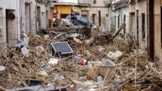 Повече от 1000 души участват в спасителните операции
