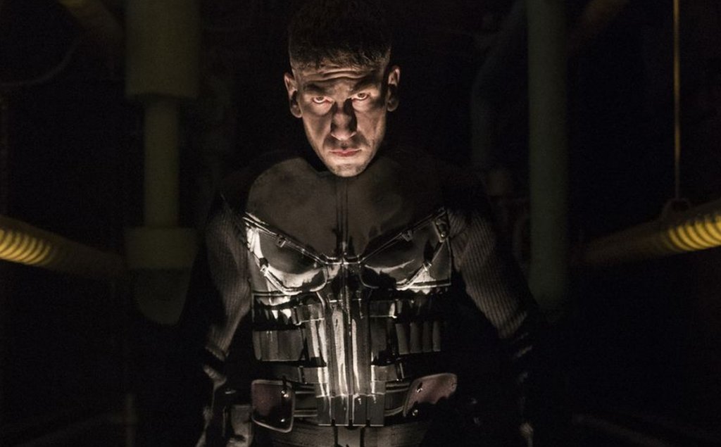 The Punisher / "Наказателят"
На практика всеки един от поредицата сериали на Marvel в колаборация с Netflix е изпъстрен с насилие, бой, тежки травми и т.н. И все пак никой от тях не може да се мери с The Punisher - историята на бившия войник Франк Касъл, подел еднолична война срещу организираната престъпност, отнела живота на жена му и детето му. Самият Франк е жива месомелачка за противниците си, а не е и като да пести себе си и собственото си здраве. Крайният резултат е много агресия, кръв, жестокост и подути от бой герои.