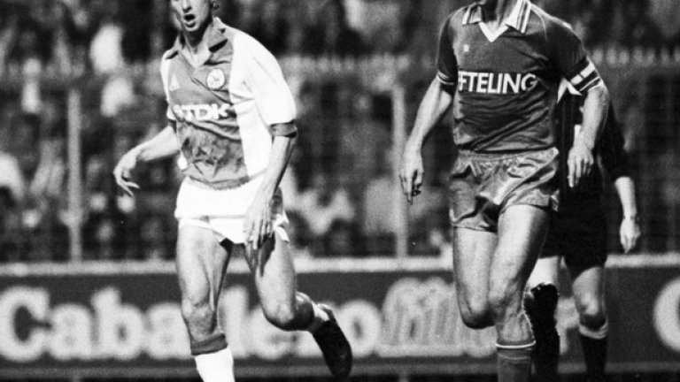 В понеделник вечер Венгер надви Луис ван Гаал, мениджър на Манчестър Юнайтед. А бяха години, когато холандецът имаше тежка задача като бранител на Спарта (Ротердам) да спира великия Кройф... (1982 г.).