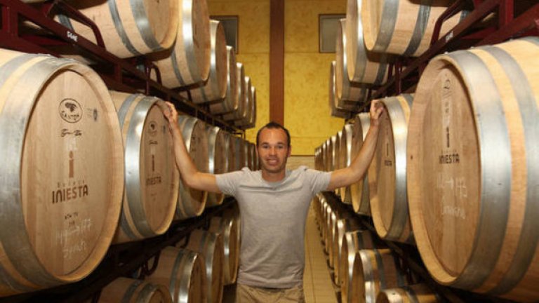Андрес Иниеста във винарната си в Албасете.