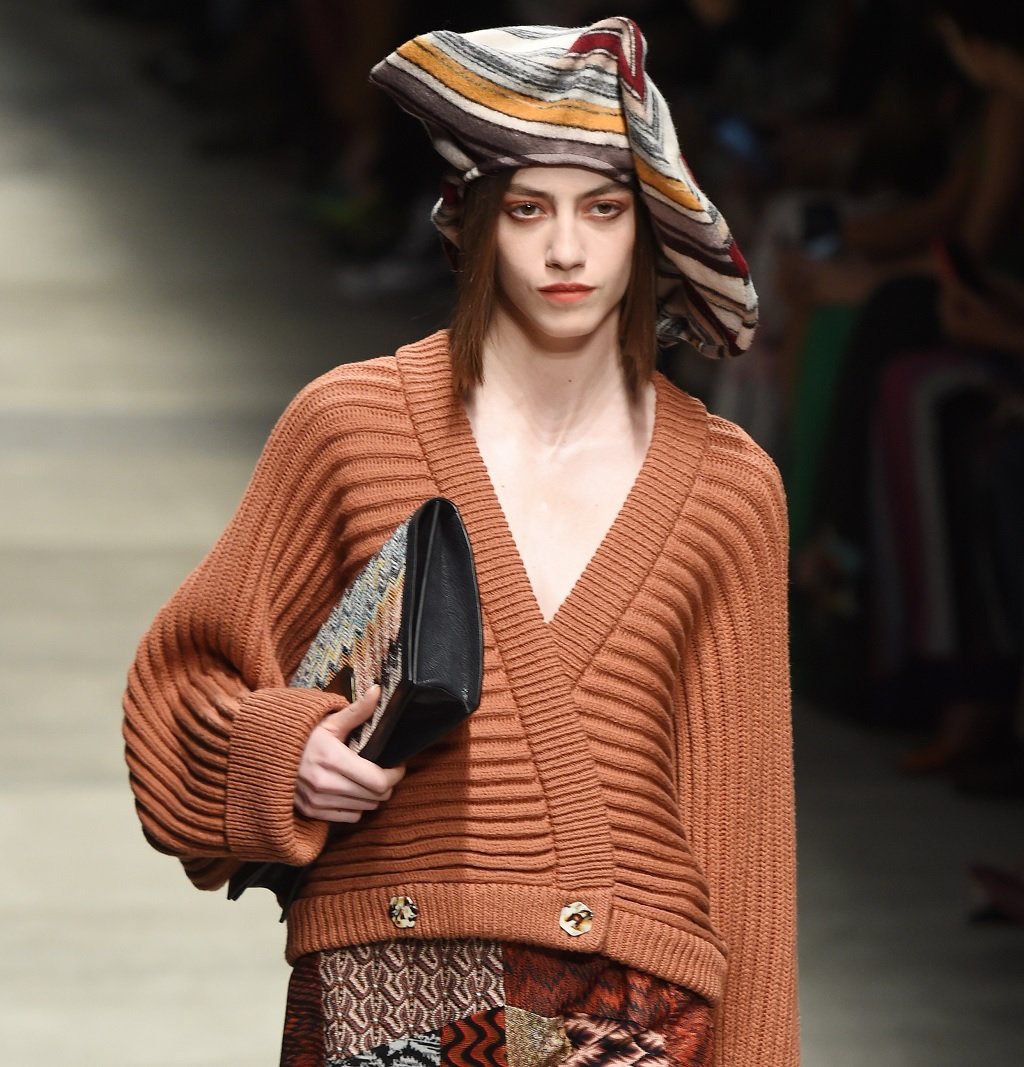 Широка жилетка 
Добрата новина тук е, че почти всеки има поне една широка жилетка в гардероба си. Идеята е тази зима да ги носим спокойно, дори и да са oversized. Ако искате да подчертаете фигурата си и да бъдете ефектни, ги съчетайте с тесни панталони и блуза по тялото.