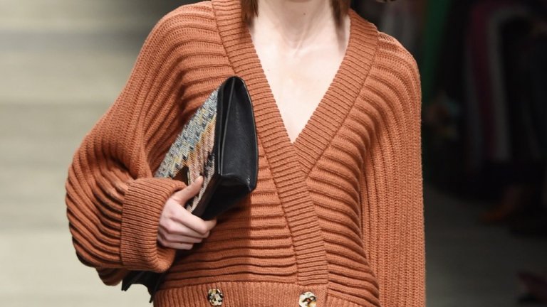 Широка жилетка 
Добрата новина тук е, че почти всеки има поне една широка жилетка в гардероба си. Идеята е тази зима да ги носим спокойно, дори и да са oversized. Ако искате да подчертаете фигурата си и да бъдете ефектни, ги съчетайте с тесни панталони и блуза по тялото.