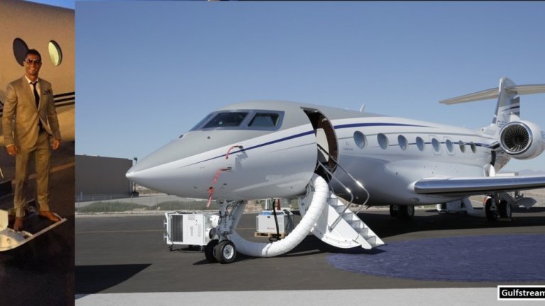 Кристиано „пилотира“ Gulfstream G650, чиято цена е изумителните 65 млн. долара и често вози по няколко свои приятели за слънчеви ваканции, когато не е зает с ангажименти с Реал или националния отбор на Португалия.
