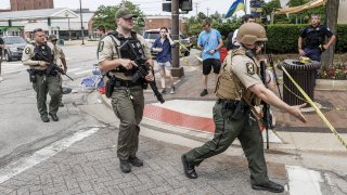 Жертви и ранени при стрелба по време на парад в САЩ