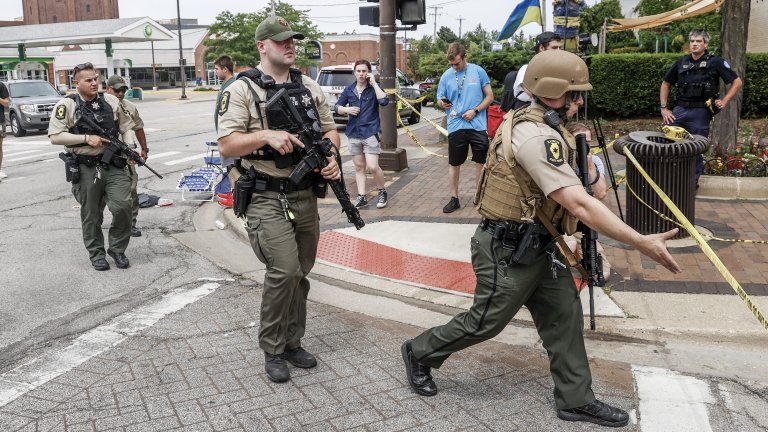 Жертви и ранени при стрелба по време на парад в САЩ