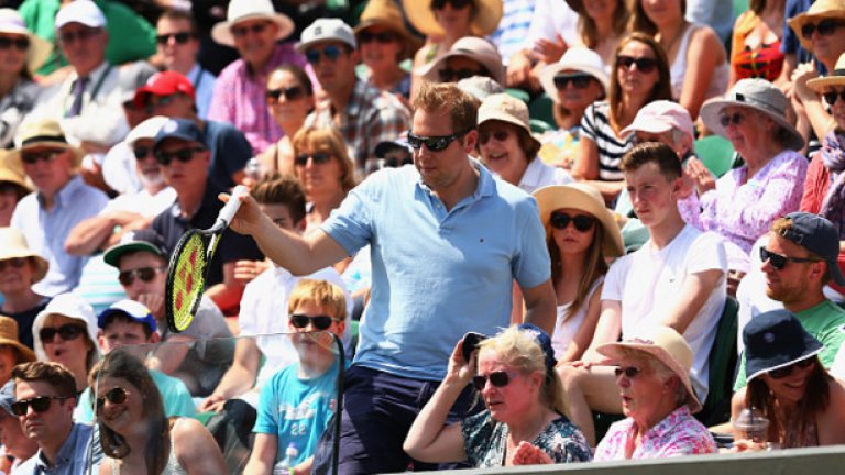 4. Защото да си джентълмен е на първо място. Ще се научите не само да уважавате любимеца си, но точно толкова и неговия противник. Ще са научите на тенис етикет.