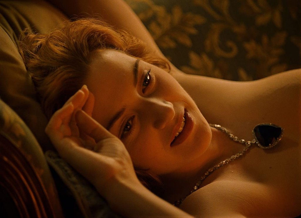 Кейт Уинслет в „Титаник”
Това беше филмът, който даде силен тласък на актрисата и я срещна с един от най-близикте ѝ приятели актьорът Леонардо ди Каприо. До ден днешен обаче Уинслет съжалява за една единствена сцена - тази, в който трябваше да се съблече чисто гола, за да бъде нарисувана от Джак, нейният възлюбен, в чиято роля беше самият Леонардо ди Каприо. Уинслет споделя, че по това време се е чувствала сякаш трябвало да се докаже като актриса, което несъмнено и постигна. В последните две десетилетия обаче тя продължава да бъде притеснявана от феновете си, които все още я молят да се подписва върху голата ѝ снимка от тази сцена.