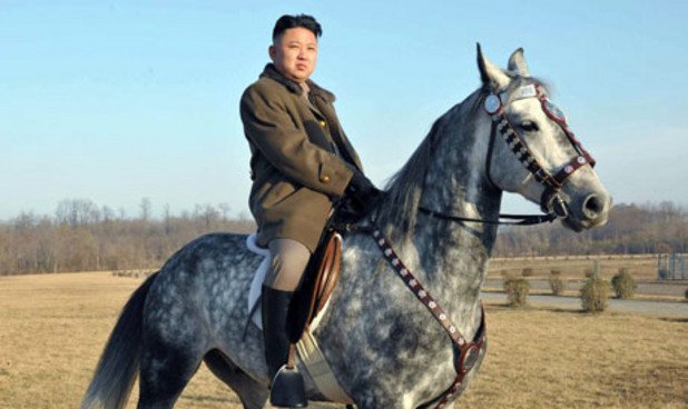 С тази снимка севернокорейският лидер Ким Чен Ун доказа, че е най-секси в света. В класацята на медия за фалшиви новини