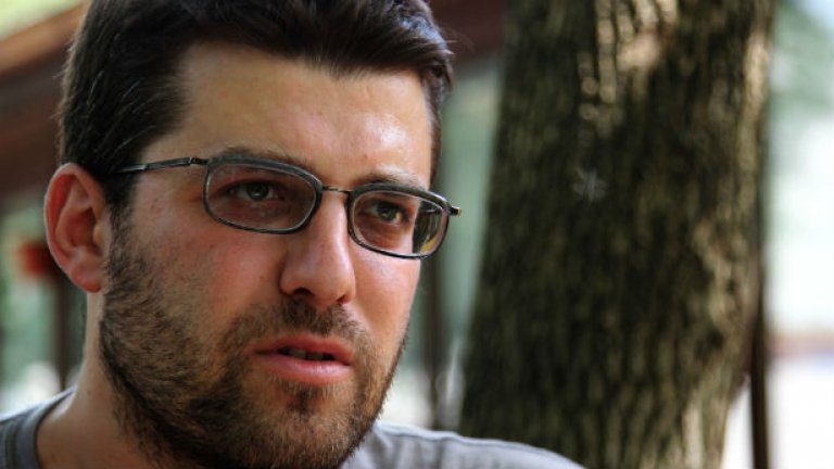 Режисьорът вече направи име с филми като „Град на мечти” и „Самодейци”, но тук се връща към история, която го е увлякла още в студентските му години.