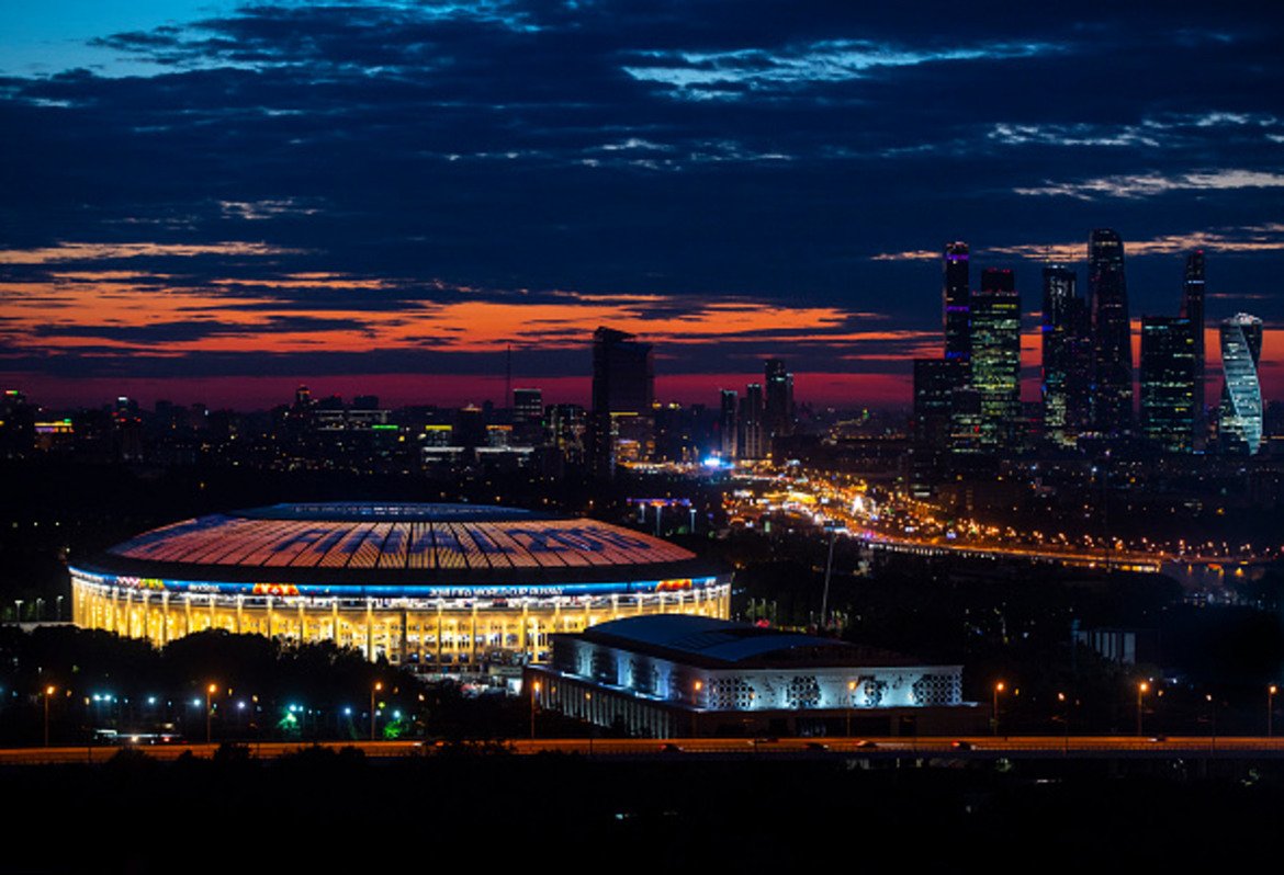 Величествен кадър на "Лужники" преди финала
Въпреки безбройните опасения, Русия проведе световното първенство по футбол на изключително високо ниво. Кадърът на стадион "Лужники" отвън е направен по време на финала между Франция и Хърватия.