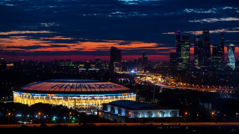 Величествен кадър на "Лужники" преди финала
Въпреки безбройните опасения, Русия проведе световното първенство по футбол на изключително високо ниво. Кадърът на стадион "Лужники" отвън е направен по време на финала между Франция и Хърватия.