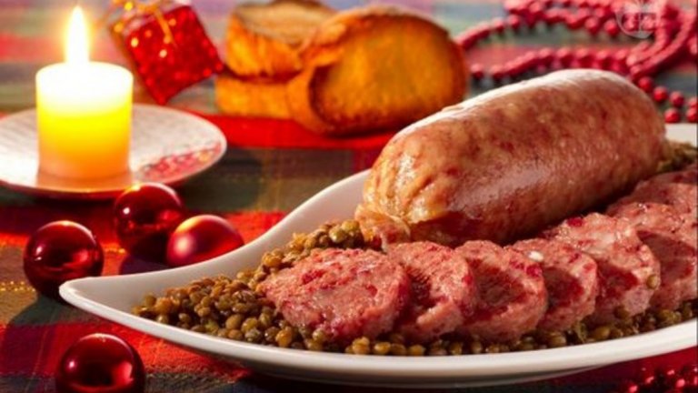 Италия - Котечино с леща
На новогодишната трапеза в Италия се слагат ястия, които символизират изобилие. Котечино с леща - ястие от свинска наденица с леща - е едно от най-често срещаните. И лещата, и самата наденица, нарязана "на монети" символизират пари, богатство и просперитет. Друго често срещано ястие е зампоне - пълнени свински крачета. 
За десерт се поднасят струфоли - неаполитански медени топки, които представляват сладките обещания за новата година. Освен това за късмет на масата се слагат купичка със стафиди или хляб със стафиди, а шампанското се заменя от просеко.