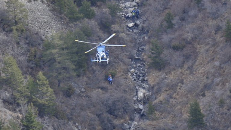 Причина за катастрофата във френските Алпи се очертава проблем с пилотите