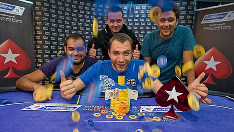 Щастливият победител Петър Зографов със свои приятели