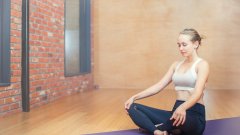 Малък комплекс от йога упражнения елиминира последиците от обездвижването
