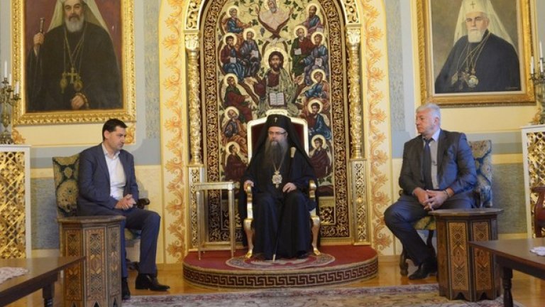 Според сайта на митрополията, двамата са "изпросили архипастирското благословение" на владиката във връзка с встъпването им в новия мандат