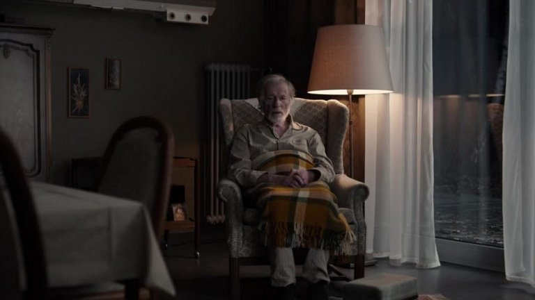 Страдащият от деменция Хелге ще ви напомни за The Log Lady от Twin Peaks - на пръв поглед умопобъркан персонаж, който обаче сякаш знае нещо повече за случващото се в града от всички останали.