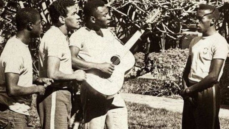 Пеле свири на китара, Гаринча приглася