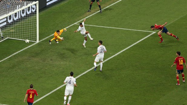 Чаби Алонсо (вдясно) ознаменува с два гола своя мач номер 100 за Испания