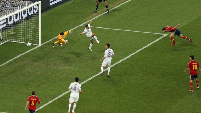Чаби Алонсо ознаменува своя мач номер 100 за националния отбор, отбелязвайки двата гола във вратата на Юго Лорис