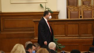 Заради визите за САЩ: Пеевски иска отмяна на "златните паспорти"