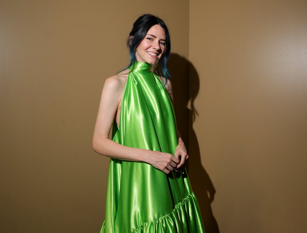 Нежен сатен, дръзки цветовеДоскоро сатенът беше запазен за „тихия лукс“ и затова беше само в черно, бяло или кремави и сиви нюанси. Нежната материя може да предостави много повече и по тази причина ще е модерна в далеч по-пролетни цветове като пищно зелено, червено, лилаво, синьо и жълто. Към нея бихме могли да добавим колан, сатенен шал и да сложим красиви високи токчета.