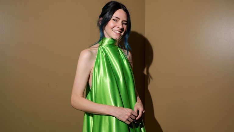 Нежен сатен, дръзки цветовеДоскоро сатенът беше запазен за „тихия лукс“ и затова беше само в черно, бяло или кремави и сиви нюанси. Нежната материя може да предостави много повече и по тази причина ще е модерна в далеч по-пролетни цветове като пищно зелено, червено, лилаво, синьо и жълто. Към нея бихме могли да добавим колан, сатенен шал и да сложим красиви високи токчета.