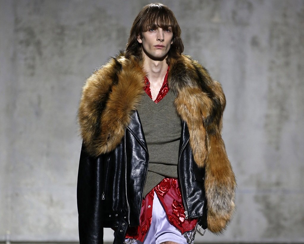 Господата пък трябва да знаят, че една от задължителните връхни дрехи, които всеки трябва да има в гардероба си според модните експерти, е коженото яке. На снимката виждате модел на Дрийс Ван Нотен, показан в Париж.